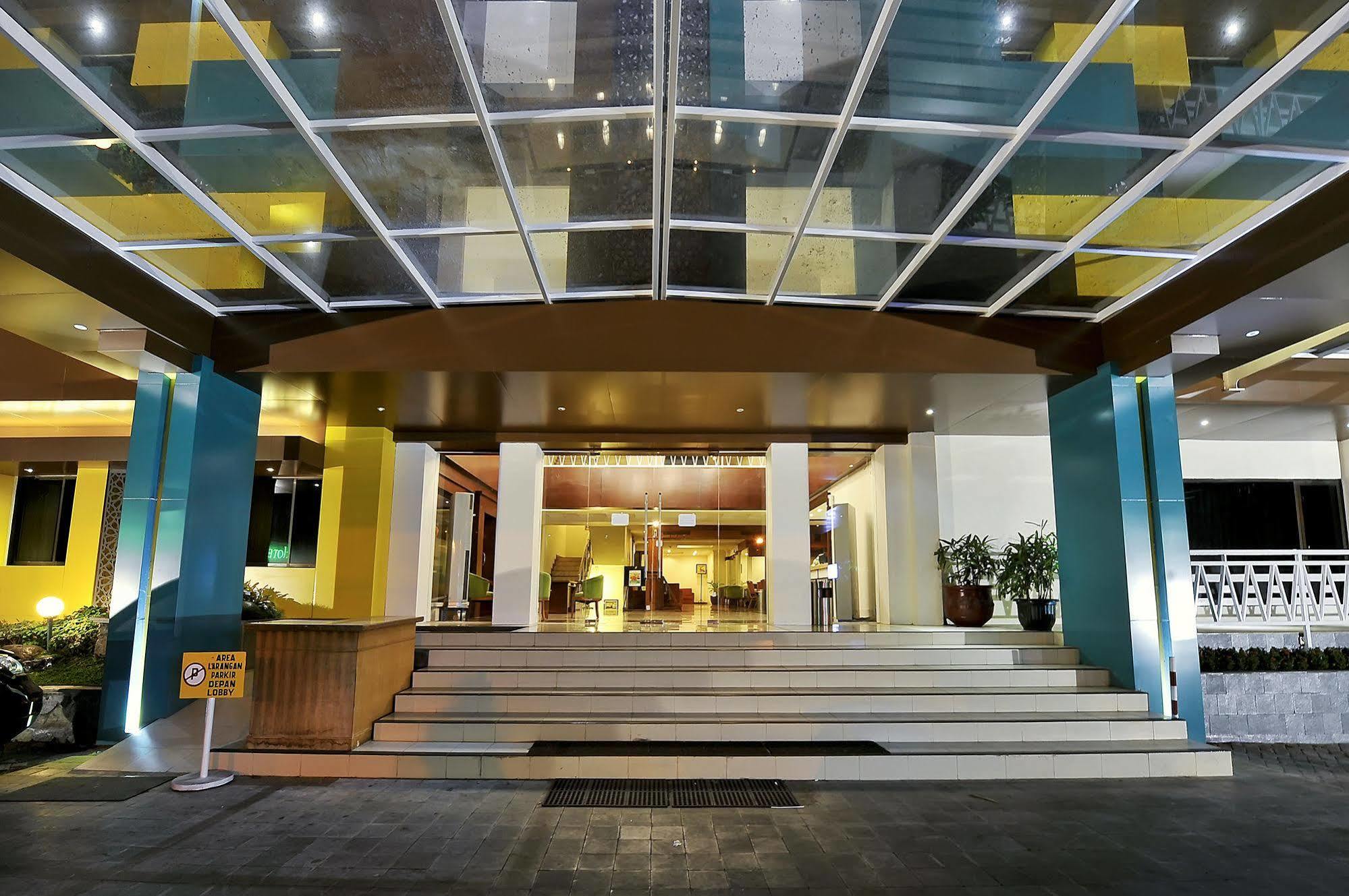 Hotel Grasia Semarang Bagian luar foto